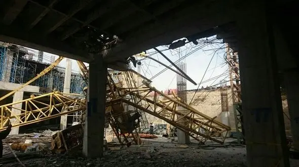 انتشار اولین تصاویر از سقوط خونین جرثقیل عظیم در غرب تهران  + جزییات