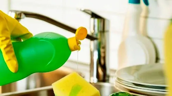 چرا نباید مایع ظرفشویی روی ظروف باقی بماند؟ + روش‌ های شستشوی اصولی