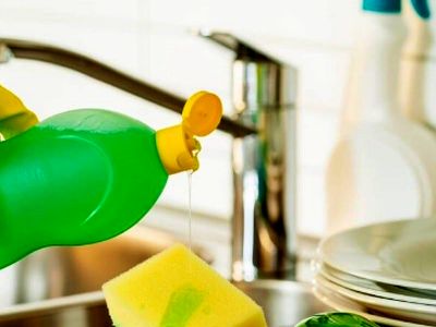 چرا نباید مایع ظرفشویی روی ظروف باقی بماند؟ + روش‌ های شستشوی اصولی
