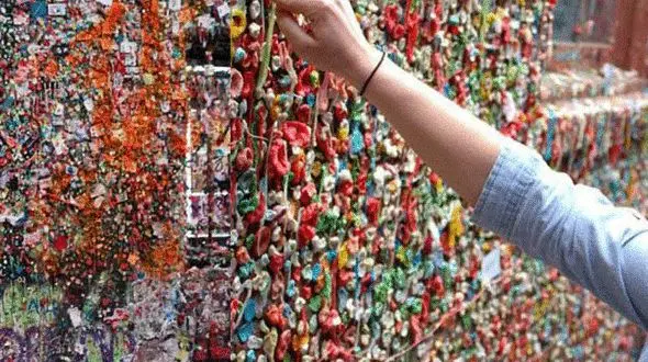 دیواری از جنس آدامس؛ مکانی برای توریست های ماجراجو +عکس