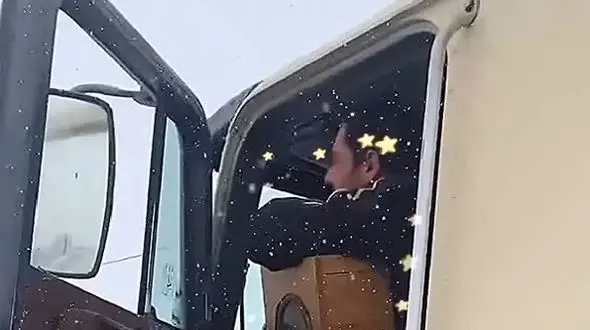 فیلم/ آواز شاد؛ راننده تو برف گیر کرده ولی چه رقصی میکنه کلا اتوبان رو به خط کرده!