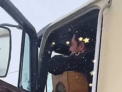 فیلم/ آواز شاد؛ راننده تو برف گیر کرده ولی چه رقصی میکنه کلا اتوبان رو به خط کرده!