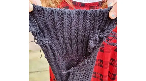 این دختر بچه همه چیز حتی لباسهایش را می خورد +عکس