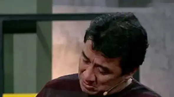 خداداد عزیزی: تو یخچالمون هیچی پیدا نمی شد ؛ وقتی گشنه ام میشد نون رو روش روغن نباتی و رُب می مالیدیم، ساندویچ پیچ می کردیم می خوردیم