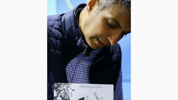 امضا دادن عادل فردوسی پور به هوادارانش+عکس