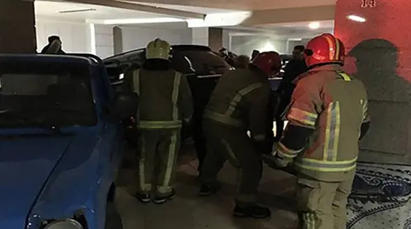 گیرکردن زن شیرازی بین خودروهای پارکینگ / آتش نشانان بعد از مرگ رسیدند + عکس