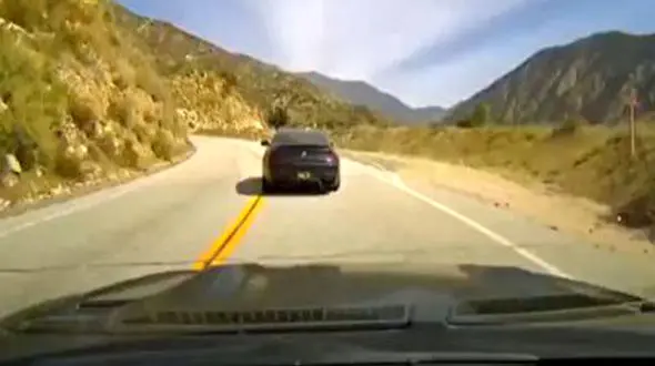 تصادف وحشتناک شاخ به شاخ در سر پیچ جاده باریک + فیلم