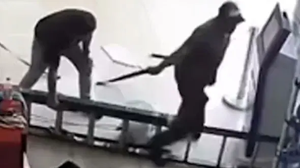 از سقوط مرد جوان از روی نردبان تا سیل در زرین دشت