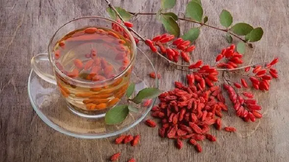 با یک فنجان دمنوش زرشک به جنگ بیماری ها بروید+دستور تهیه در خانه