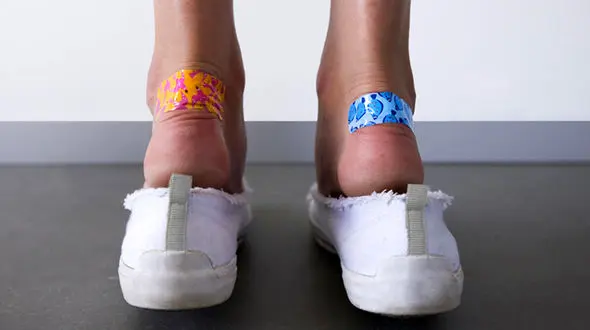 ترفندهای از بین بردن تاول پا به خاطر پوشیدن کفش های تنگ!