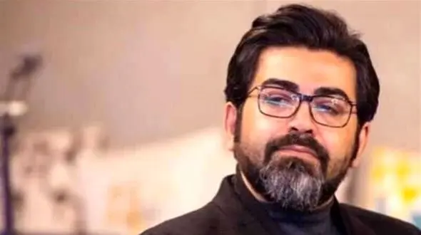 چهره مغموم و ناراحت فرزاد حسنی در مراسم یادبود برادر جوان و ناکام مهدی یغمایی+عکس/ روحش شاد