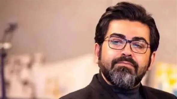 چهره مغموم و ناراحت فرزاد حسنی در مراسم یادبود برادر جوان و ناکام مهدی یغمایی+عکس/ روحش شاد