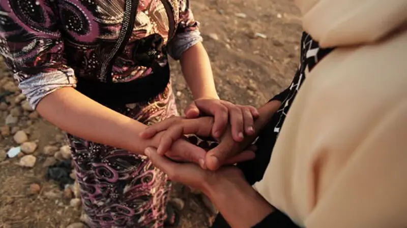 _100735758_shaima_laila_hands976