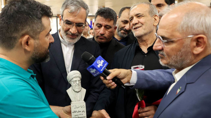 مسعود پزشکیان پیش از ظهر امروز شنبه ۱۸ مرداد، به مناسبت روز خبرنگار ، ضمن حضور در خبرگزاری جمهوری اسلامی، در جمع خبرنگاران و اصحاب تحریریه
