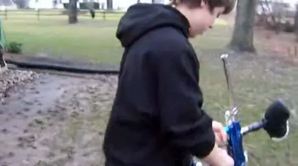 پسر نوجوان با اسلحه به چشمان خود شلیک کرد + فیلم