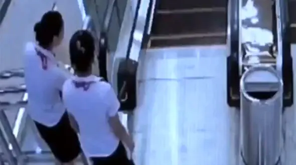 پله برقی مادر و فرزند خورد / حرکات مادرانه جان کودک را نجات داد + فیلم