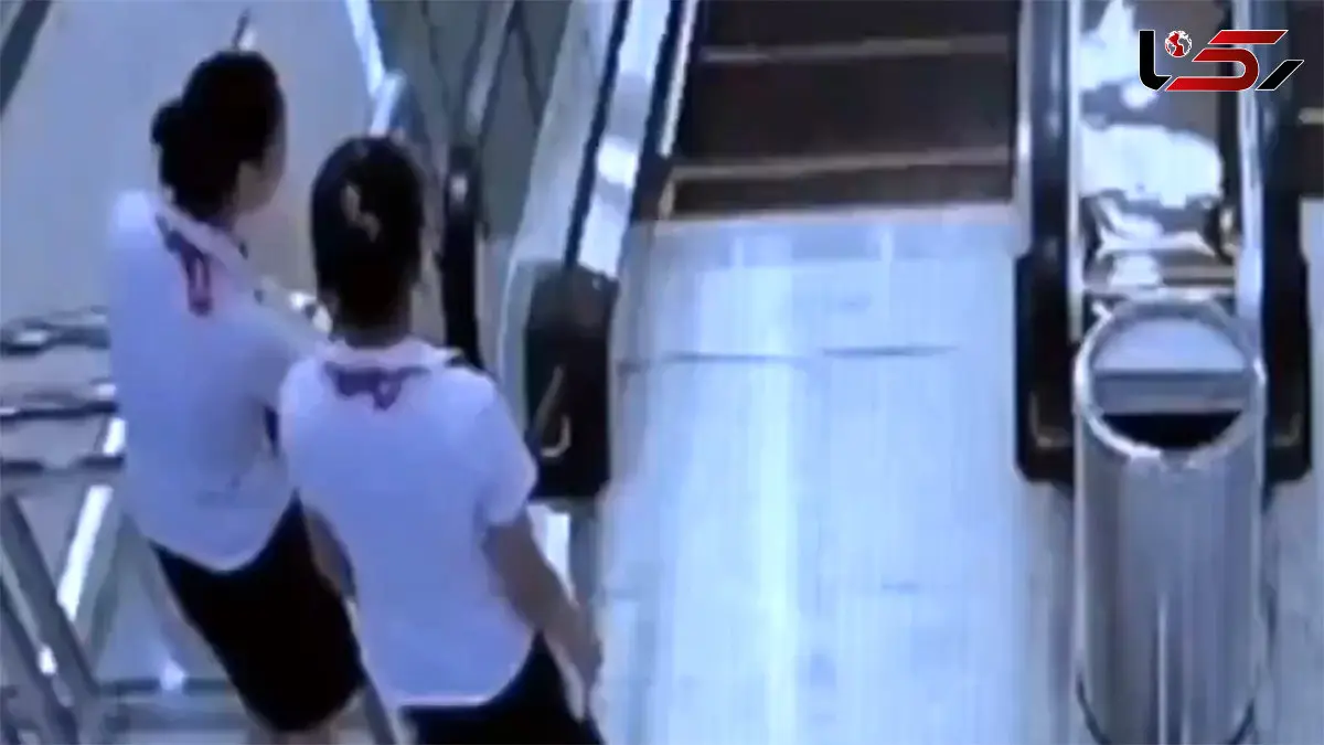 پله برقی مادر و فرزند خورد / حرکات مادرانه جان کودک را نجات داد + فیلم