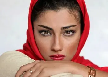 فیلم / محیا دهقانی :حیف اسلام دستمو بسته وگرنه بغلت می کردم / خانم بازیگر : بهم گفت میشه نیایید اینجا میایید عکستونو میگیرید و میرید در جا خشکم زد همون لحظه جنگنده ها رسیدن بالای تهران