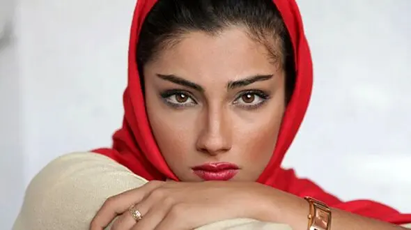 فیلم / محیا دهقانی :حیف اسلام دستمو بسته وگرنه بغلت می کردم / خانم بازیگر : بهم گفت میشه نیایید اینجا میایید عکستونو میگیرید و میرید در جا خشکم زد همون لحظه جنگنده ها رسیدن بالای تهران