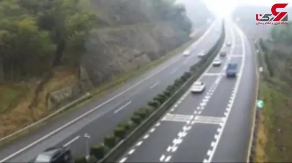 لحظه انحراف وحشتناک خودرو به دلیل کار کردن با تلفن همراه حین رانندگی در بزرگراه + فیلم