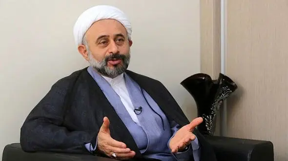 نقویان : به من چه که بچه ام خارج است ؟ / قانون بیخودی است ، باید کنار برود