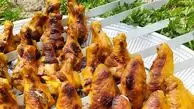 خلاقیت خنده دار کشاورز باهوش در پختن جوجه کباب با ابزار کارش حماسه آفرین شد