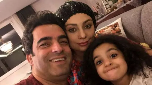 مینی کیک ساده و خوشمزه منوچهر هادی برای تولد 5 سالگی دخترش در هواپیما+عکس/با حضور مادرش این جشن زیبا شد