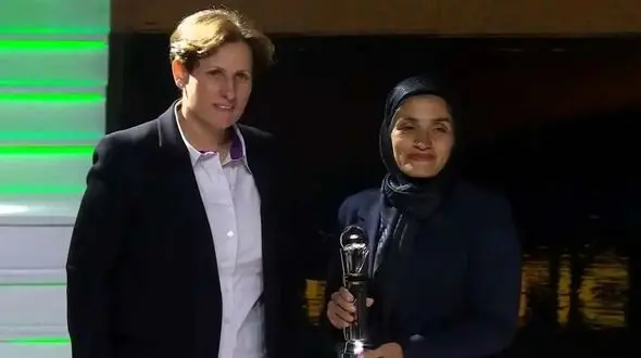 فیلم/ مرضیه جعفری، بهترین سرمربی سال آسیا: قبلاً فوتبال خیلی تماشا می‌کردم از اول بازی استقلال نماز و دعا میخوندم تا بازی رو ببره ولی الان...