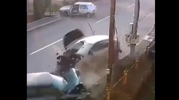 ببینید / لحظه شاخ به شاخ شدن 2 خودرو وسط خیابان به دلیل اشتباه راننده سوم! + فیلم