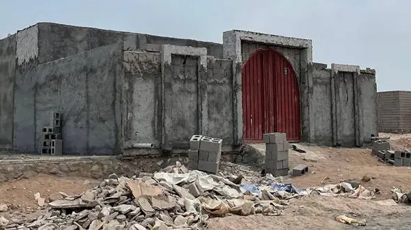 جزیره هرمز فقط یک سرویس بهداشتی عمومی دارد ! / اقامتگاه های بدون مجوز در جزیره، مثل قارچ در حال رشد هستند/ شهروندان زباله هایشان را در جزیره رها می کنند و اغلب مناطق کثیف است