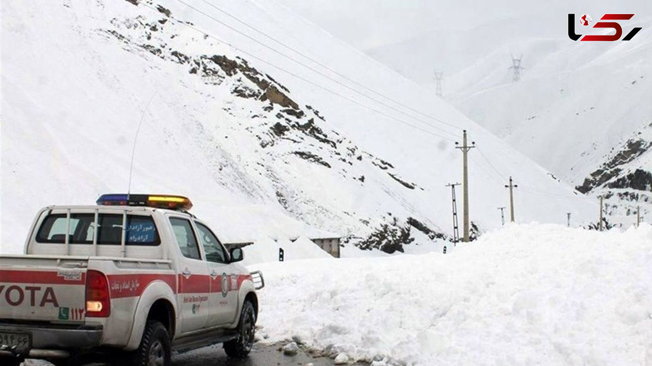 فیلم لحظه سقوط بهمن روی دستگاه برف روب در گردنه ژالانه / جاده بسته شد