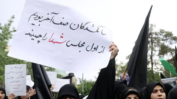 متن پلاکاردهای دانشجویان دانشگاه های تهران در تشییع رییس جمهور شهید و همراهانش چه بود؟