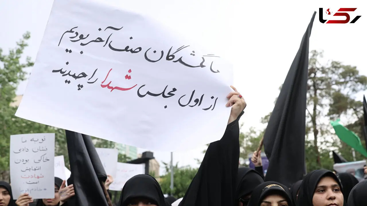 متن پلاکاردهای دانشجویان دانشگاه های تهران در تشییع رییس جمهور شهید و همراهانش چه بود؟