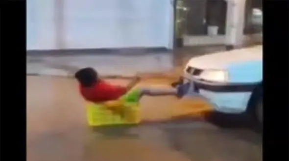 ببیند / حرکت ترسناک یک راننده پژو 405 در خیابان با دو جوان + فیلم