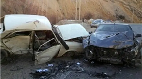 24 دستگاه خودرو در محور کرج - قزوین به هم کوبیدند/ 75 مسافر دچار حادثه شدند