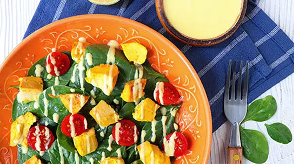 یک سالاد خوشمزه با مرغ و اسفناج