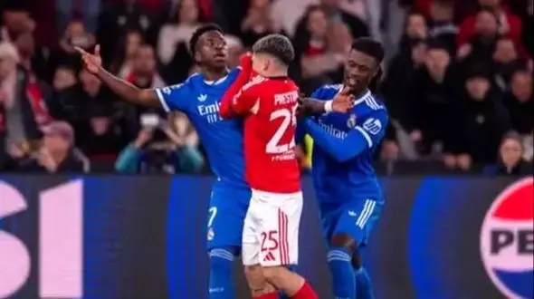 وینیسیوس چه حرفی به بازیکن بنفیکا زد؟