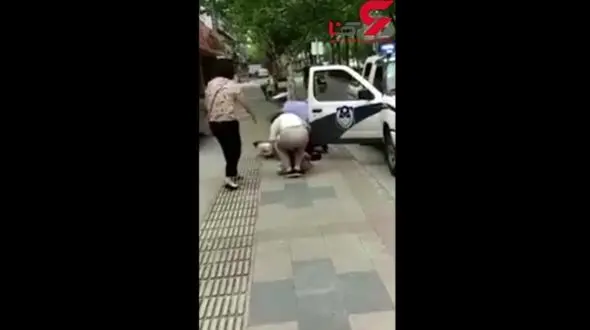 فیلم لحظه درگیری وحشی ترین پلیس با یک زن در خیابان