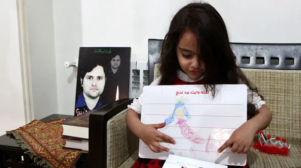 شهید داریوش رضایی نژاد دانشمندی که در مقابل چشم دختر خردسالش به شهادت رسید