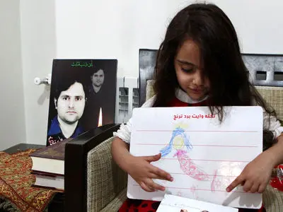 فیلم / چرا رهبری شهید آرمیتا دختر شهید داریوش رضایی نژاد را بیشتر دوست داشت ؟ /  دانشمندی که در مقابل چشم دختر خردسالش به شهادت رسید