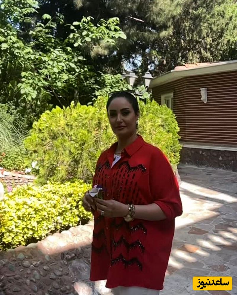 آیسل کاپلان در حیاط خانه اش 
