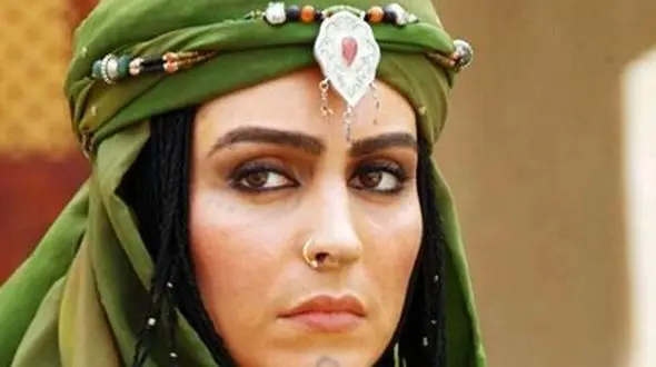 تیتر روز ؛ سفر زمان؛ چهرۀ «جاریه خواهر مختار» (مختارنامه) در آخرین سریالش قبل از فوت؛ سال 98