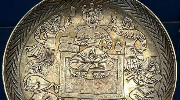 دُری و دیس سیمین با نقش شاه، دوران ساسانیان، موزه ارمیتاژ سن پترزبورگ