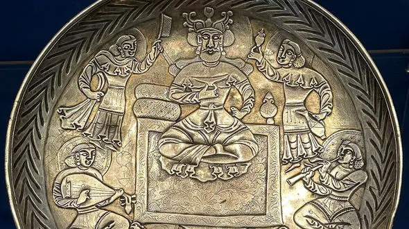 دُری و دیس سیمین با نقش شاه، دوران ساسانیان، موزه ارمیتاژ سن پترزبورگ