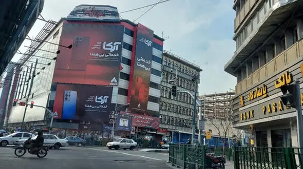 تجمع جمعی از کسبه پاساژ علاءالدین در اعتراض به بی ثباتی قیمت ارز