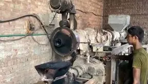 چگونه پاکستانی ها ضایعات پلاستیکی را به صندلی تبدیل می کنند؟ / فیلم