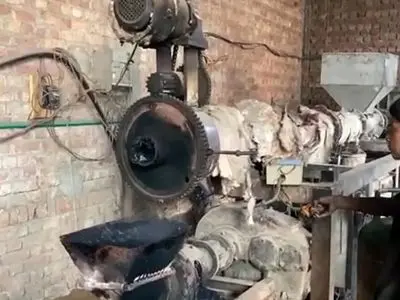 چگونه پاکستانی ها ضایعات پلاستیکی را به صندلی تبدیل می کنند؟ / فیلم