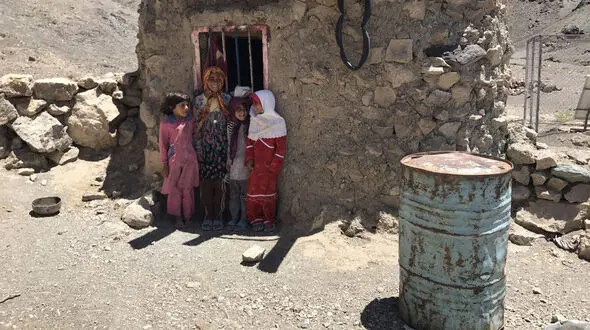 روستایی با مردمان فقیر/ در این روستا زندگی به سبک انسان های اولیه است
