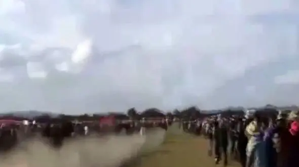 مردی زیر پای اسب های مسابقه بانوان کشته شد +فیلم لحظه حادثه