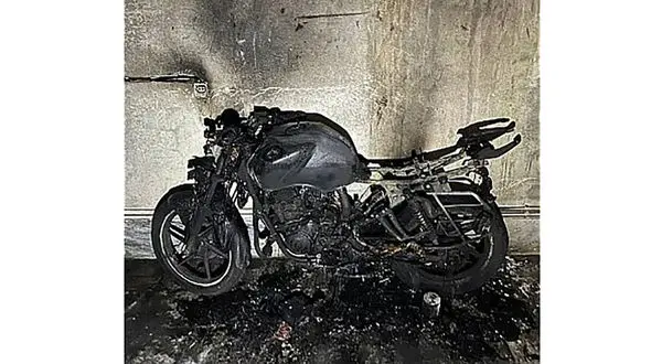 آتش سوزی موتور گران قیمت در پارکینگ مجتمع مسکونی / در نارمک تهران رخ داد